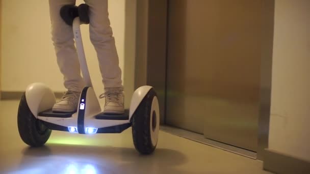 Mann auf Gyroscooter zieht in den Aufzug — Stockvideo