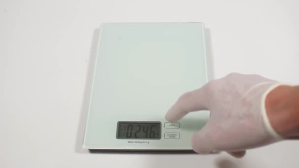 Bílá elektronická váha, kontrola výkonu — Stock video