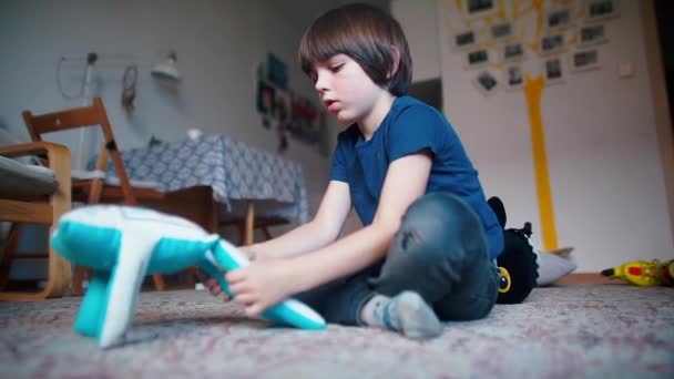 Garçon à la maternelle joue avec un jouet pour enfants sur le sol — Video