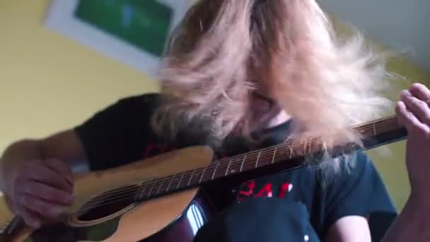 毛深いパンク・ギタリストのクローズアップはアコースティック・ギターを演奏する — ストック動画