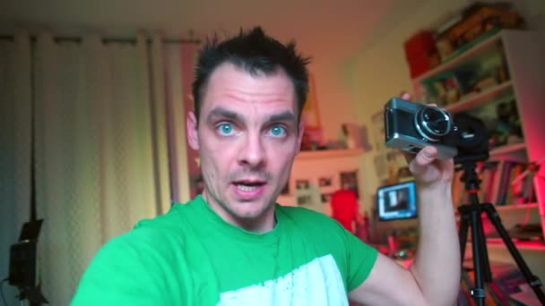 Video blogger habla sobre la cámara . — Vídeo de stock