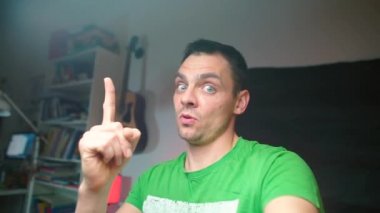Video blogcusu abonelerini selamlıyor, moda ve giysiler hakkında konuşmaya başlıyor.