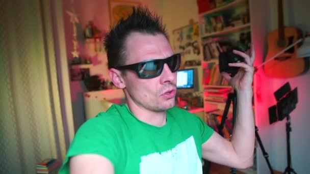 Ein Blogger mit Sonnenbrille spricht über fünf Vorteile des Videoblogging. — Stockvideo