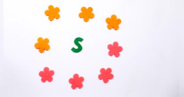 İngiliz alfabesinin S harfi. Beyaz bir arkaplanda dans mektubu. 