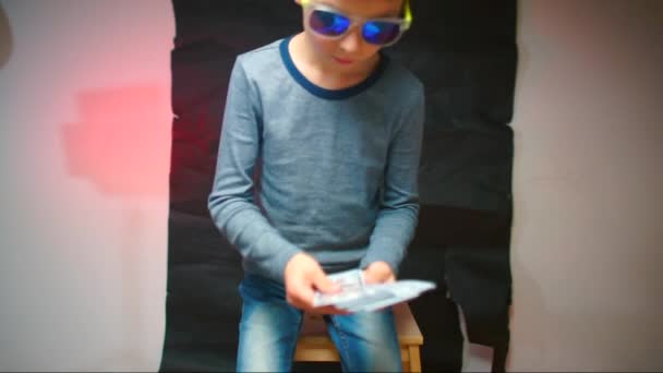 Pojke med glasögon, en bloggare. — Stockvideo