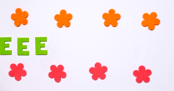 De letter E vliegt van links naar rechts. Engels alfabet. — Stockvideo