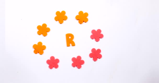 Brief R van het Engelse alfabet. Dansen brief op een witte achtergrond. — Stockvideo