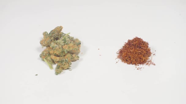 Marihuana y tabaco con pipas de vidrio para fumar — Vídeo de stock
