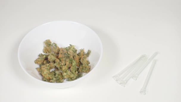 Medicinale cannabis bij verstrekking aan een drugsverslaafde — Stockvideo