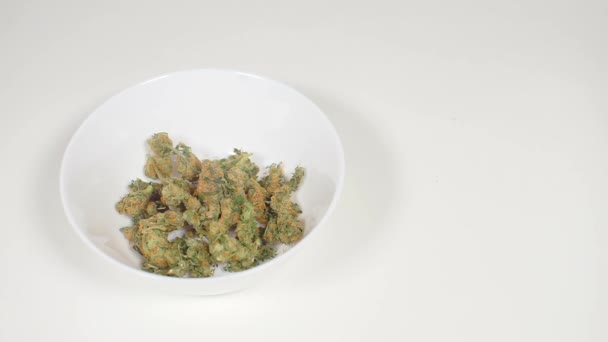 Consumo de cannabis a través de un tubo de vidrio — Vídeos de Stock