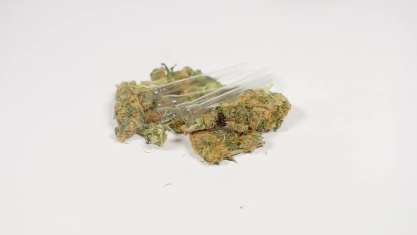 Marihuana a skleněné trubice, detailní záběr — Stock video