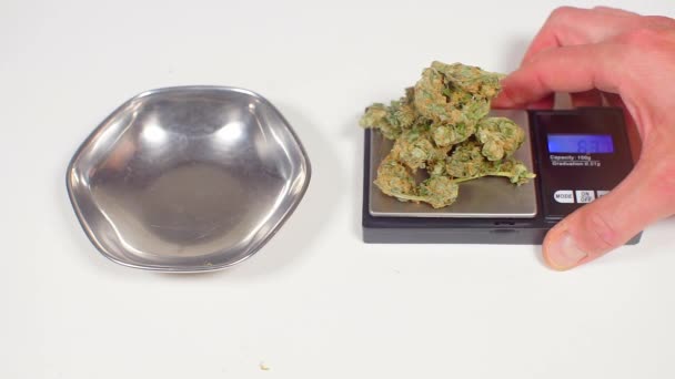 marihuana se nalévá ze šupin na talíř