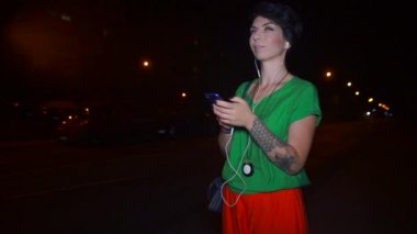 Yoldaki kız fahişe akıllı telefon kullanıyor.