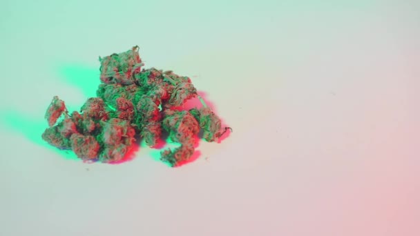 Медична марихуана, лікар кладе тарілку з пристроями — стокове відео