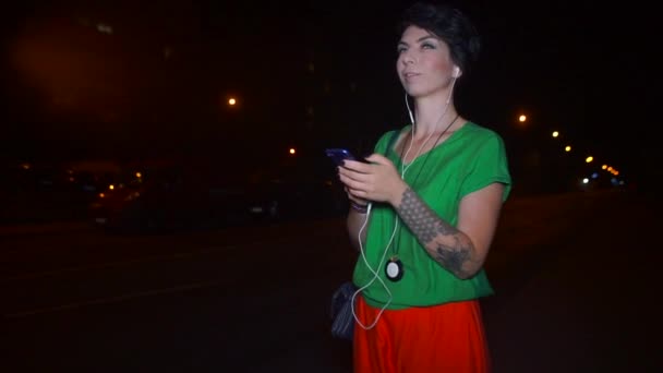 Prostituta chica en la carretera utiliza un teléfono inteligente — Vídeos de Stock