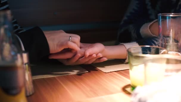 Femme divines sur la main d'un ami lesbienne à une table dans un restaurant . — Video