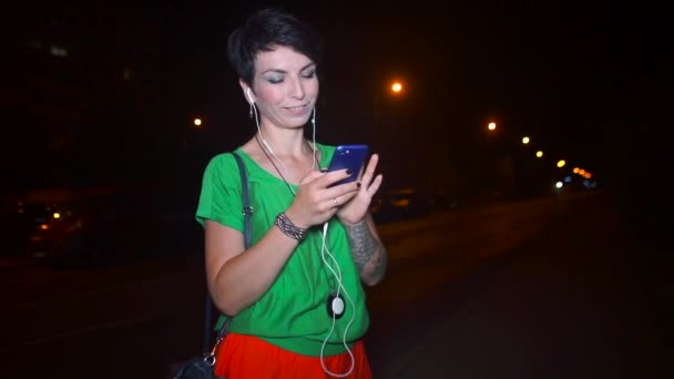 Έξυπνο κορίτσι χρησιμοποιεί ένα smartphone τη νύχτα — Αρχείο Βίντεο