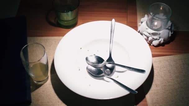 Spoons in a plate of three partners. — Stock Video