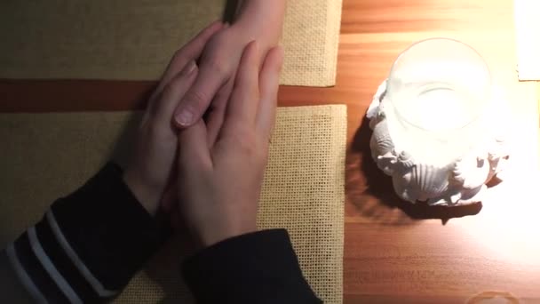 성전 환자들의 동성 파트너들의 손을 클로즈업하는 모습. — 비디오