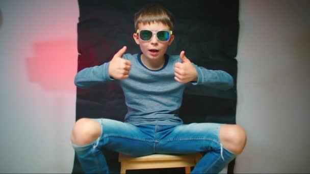 Un adolescente en gafas muestra como manos — Vídeo de stock