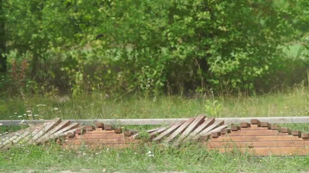 Enfant monte un vélo sur rugosité artificielle — Video