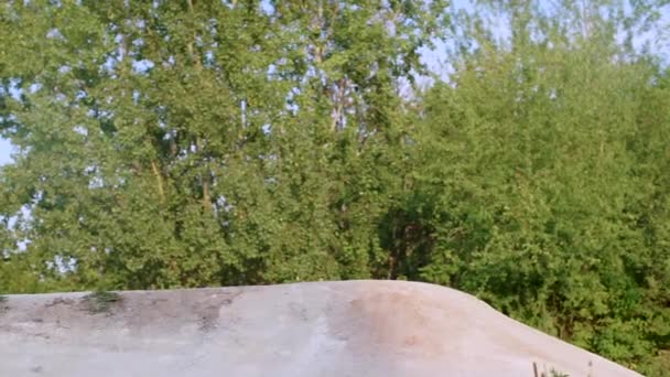Chłopiec w kasku na rowerze górskim jeździ na wzgórzu — Wideo stockowe