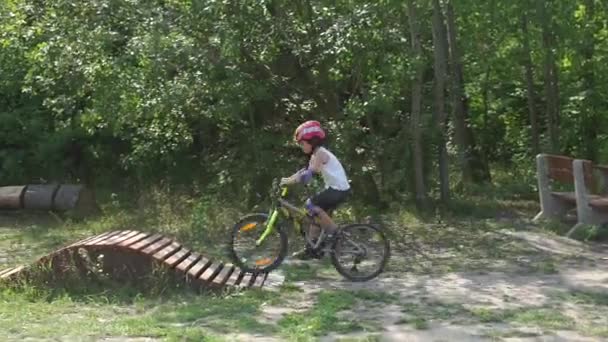 Paseos escolares en un parque para bicicletas — Vídeos de Stock