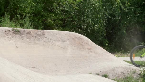 Niño montando una bicicleta de montaña parte de la carretera en las competiciones — Vídeos de Stock