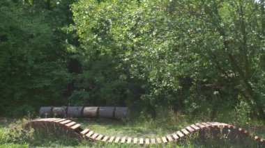 Bisikletli bir çocuk spor sahasında bir engele biner.