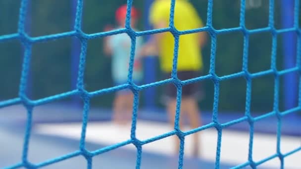 Nahaufnahme eines Sportnetzes auf einem Sportplatz — Stockvideo