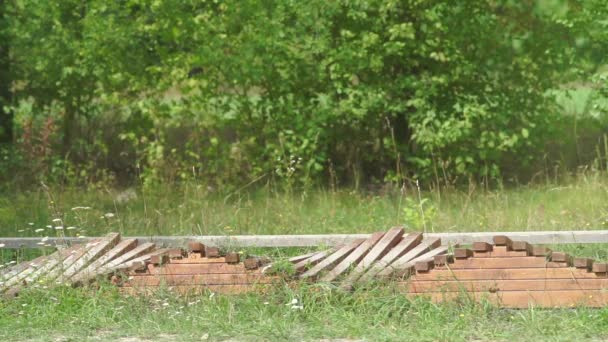 Bicicletta su cui un adolescente supera un ostacolo estremo — Video Stock