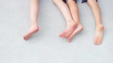 Bir çift çocuk ayağı parkta trambolinde sallanıyor.
