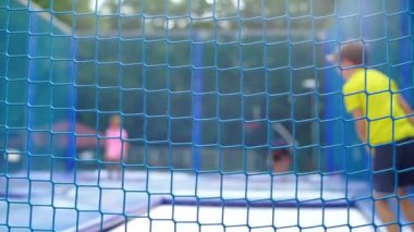 Yetimhanenin caddesine yayılmış spor ağları.