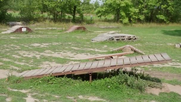 Student rides an obstacle bike at an extreme bike school — Stock Video