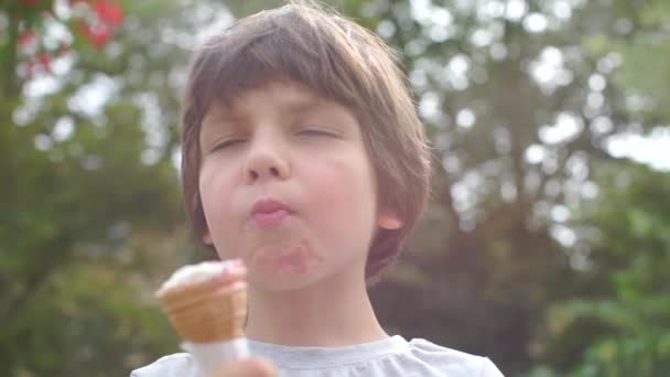 Enfant qui mange de la crème glacée un jour d'été — Video