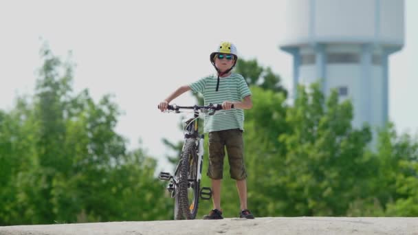 Boy holds mountain bike in his hands — Stock Video