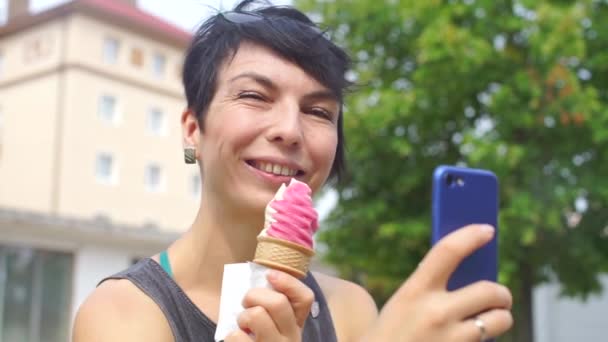 Chica lamiendo helado, disfruta del regusto — Vídeos de Stock