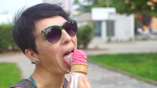 Close-up, girl eats ice cream on a summer day — Stock Video