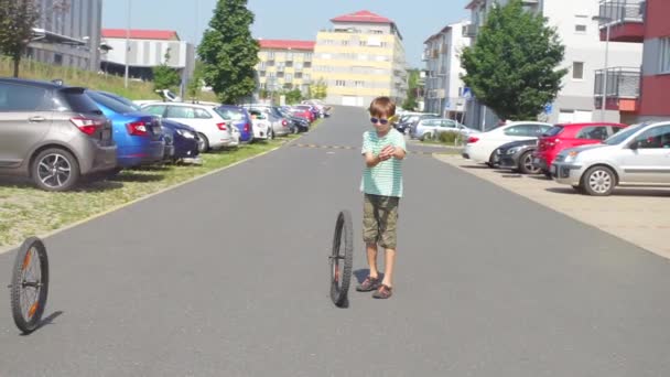 Tiener begon een fiets wiel — Stockvideo