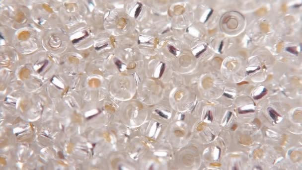 Verser des perles blanches dans une assiette blanche .