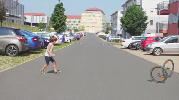 Dos chicos montar una rueda de bicicleta, ruptura de la bicicleta — Vídeos de Stock