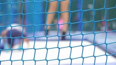 Trambolin parkındaki bir spor şebekesine yakın çekim