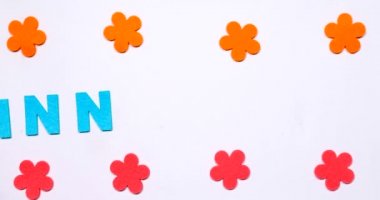 Mavi harf hareket ediyor. N sağa sola uçuyor.