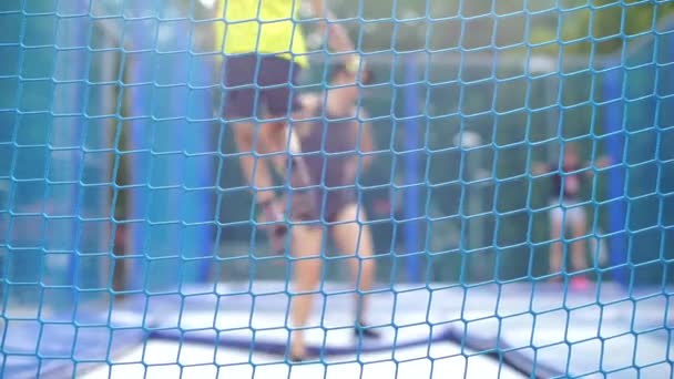 Μπλε δίχτυ στο φόντο του τραμπολίνου αθλητικών — Αρχείο Βίντεο