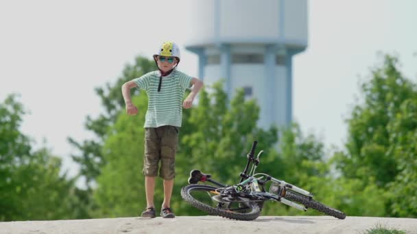 Egy fiú kerékpáros versenyt akar indítani iskolások között. — Stock videók