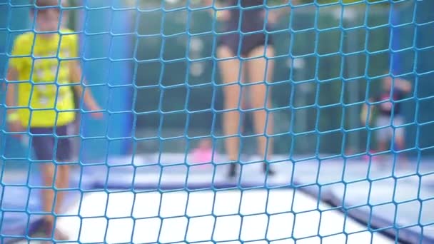 Rejilla de deportes, parque de trampolín en el patio de la escuela — Vídeos de Stock