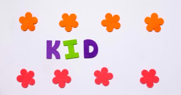 Das Wort Kinder. geschrieben in tanzender Schrift. oben und unten bewegen sich Blumen. — Stockvideo