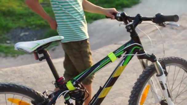 Children mountain biking downhill, bike school — Stock Video