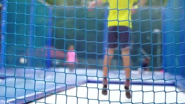 Blaues Netz vor dem Hintergrund eines Kinderspielplatzes gespannt — Stockvideo