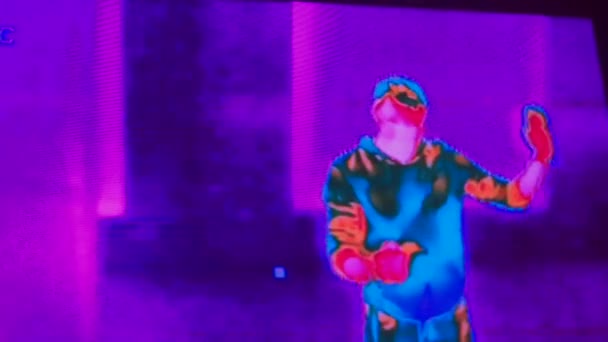 Un hombre ondea en la pantalla de radiación infrarroja . — Vídeos de Stock